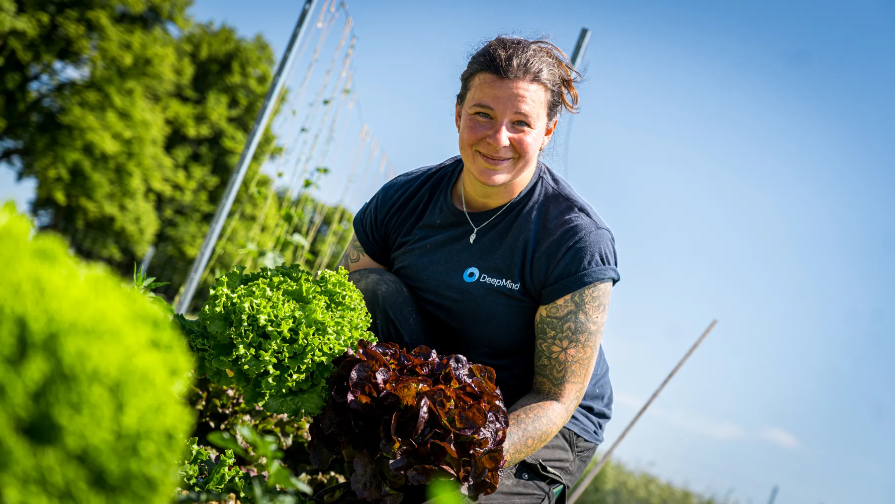 Gärtnerin mit Salat in der Hand